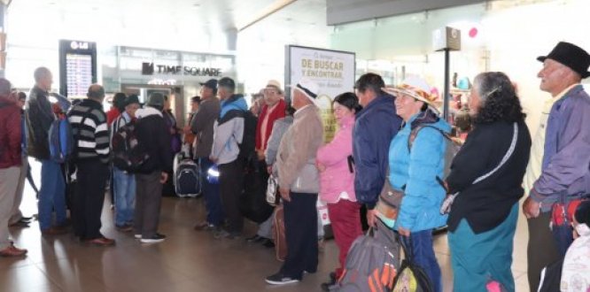 alcaldesa haciendo fila