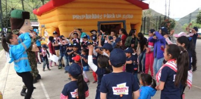 Niños y niñas de Sumapaz participando del día de Bomberitos en el Territorio Niños y niñas de Sumapaz participando del día de Bomberitos en el Territorio