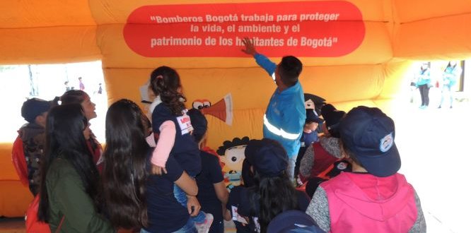 Niños y niñas de Sumapaz participando del día de Bomberitos en el Territorio Niños y niñas de Sumapaz participando del día de Bomberitos en el Territorio