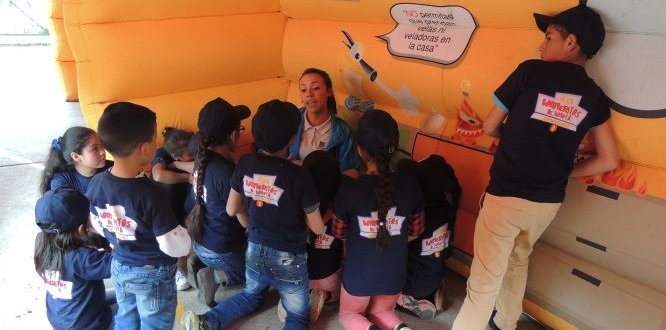 Niños y niñas de Sumapaz participando del día de Bomberitos en el Territorio Niños y niñas de Sumapaz participando del día de Bomberitos en el Territorio