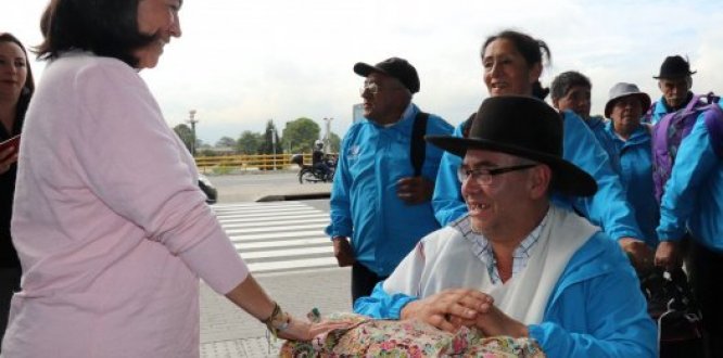 Alcaldesa Francy Liliana Murcia junto los habitantes beneficiarios del programa Alcaldesa Francy Liliana Murcia recibiendo a los habitantes beneficiarios del programa